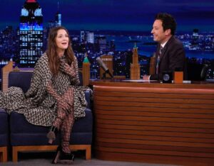 Drew Barrymore Instagram - I love you @jimmyfallon @fallontonight 

Hair by @mrdanielhowellhair
Makeup by @llgulino 
Styled by @_leeharris_ 
Wearing head to toe @maisonvalentino

📸 Rosalind O’Connor/NBC