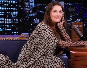 Drew Barrymore Instagram - I love you @jimmyfallon @fallontonight Hair by @mrdanielhowellhair Makeup by @llgulino Styled by @_leeharris_ Wearing head to toe @maisonvalentino 📸 Rosalind O’Connor/NBC