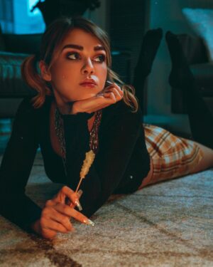 Drew Catherine Instagram - I know I can be a handful... but that’s why you’ve got two hands right?! 😇😋. 
Shot by @mikeyeya 
Styled by @julieredwolf