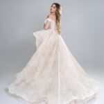 Drew Catherine Instagram - Tell me where your dream wedding would be? Mine would be on a mountain, the ocean not far away. High above the world with only more mountains and ocean in sight ! A beautiful sunny day & all of the people I love 💕⛰ 🌊 🌲 💍 Gowns @mode.moviani MUA & hair @parfenon.makeup Extensions by @bellamihair Earrings @louisvuitton