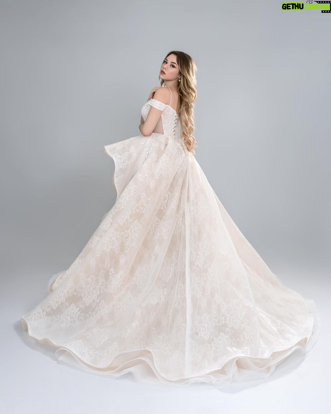 Drew Catherine Instagram - Tell me where your dream wedding would be? Mine would be on a mountain, the ocean not far away. High above the world with only more mountains and ocean in sight ! A beautiful sunny day & all of the people I love 💕⛰ 🌊 🌲 💍 Gowns @mode.moviani MUA & hair @parfenon.makeup Extensions by @bellamihair Earrings @louisvuitton