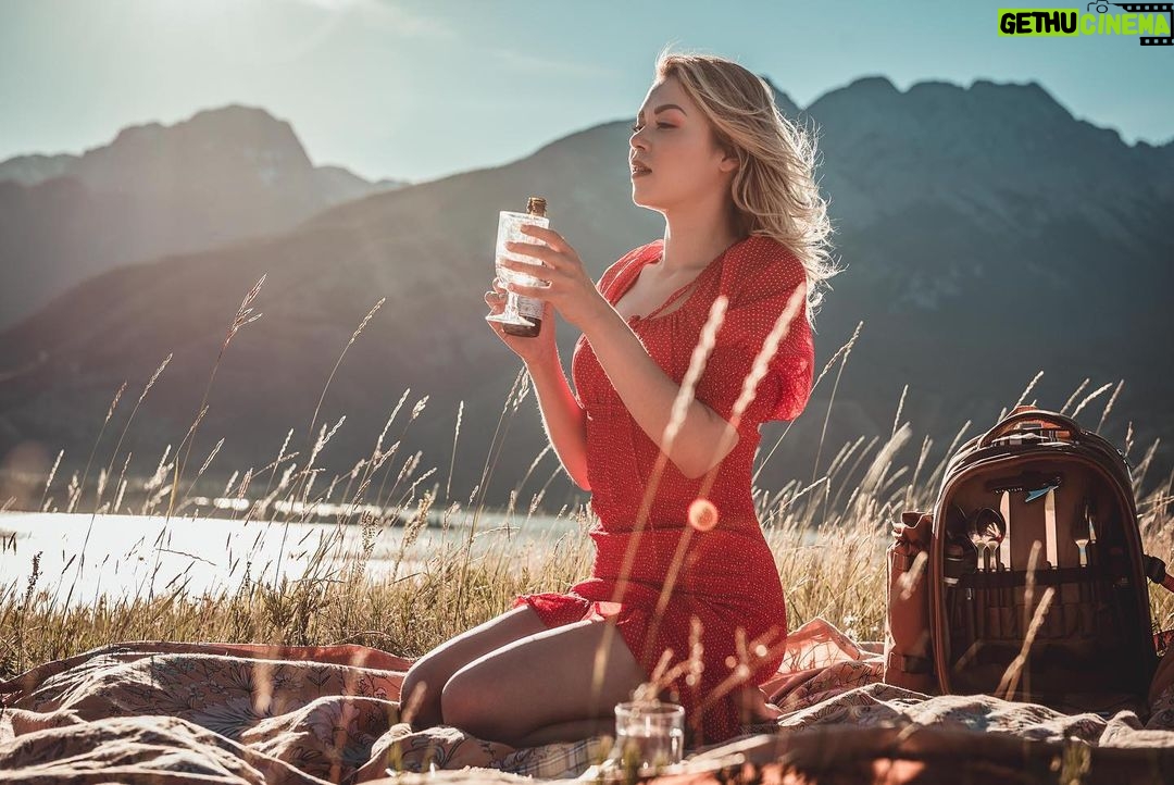 Drew Catherine Instagram - Let’s go for a hike ! I’ll pack a picnic! Let’s find somewhere magical and forget everything else. #Jasper Jasper National Park
