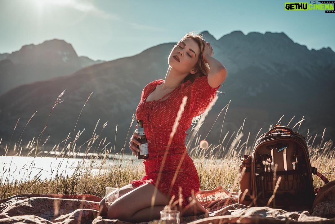 Drew Catherine Instagram - Let’s go for a hike ! I’ll pack a picnic! Let’s find somewhere magical and forget everything else. #Jasper Jasper National Park