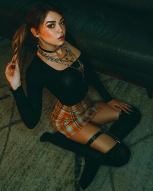 Drew Catherine Instagram - I know I can be a handful... but that’s why you’ve got two hands right?! 😇😋. 
Shot by @mikeyeya 
Styled by @julieredwolf