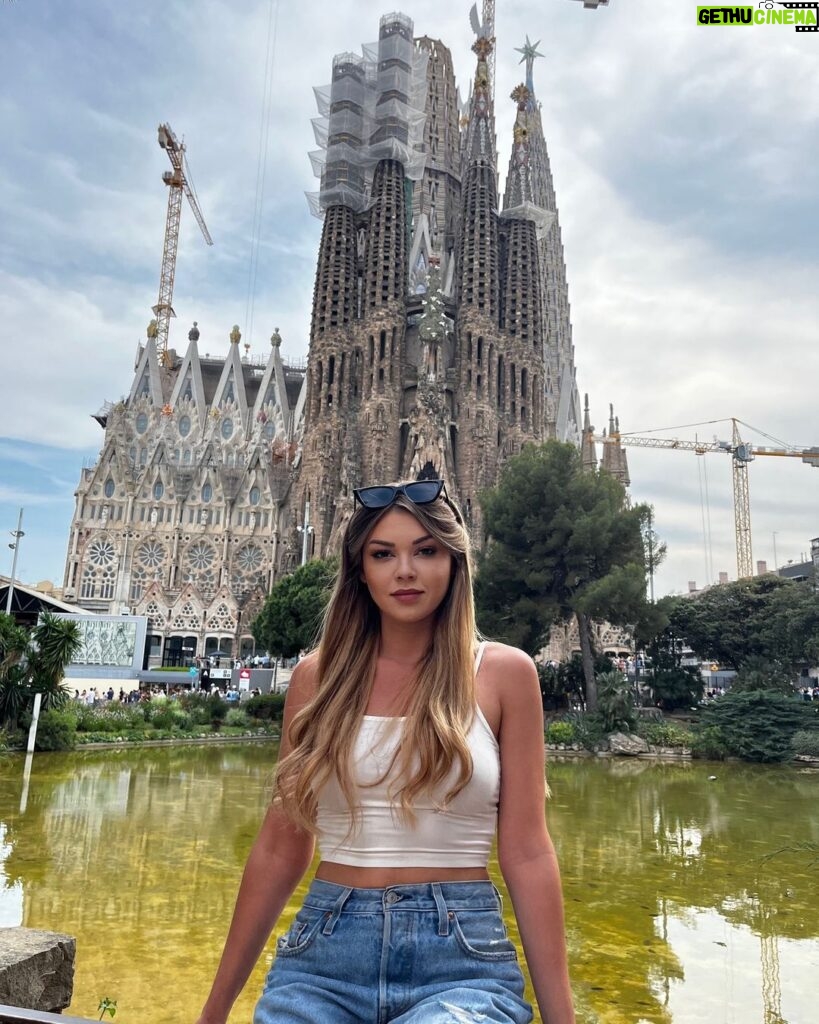 Drew Catherine Instagram - Do you know what this church is called? 😄 Barcelona, Spain