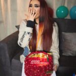 Dulce María Instagram - Mi querido equipo me sorprendió con estos pasteles hermosos y esta decoración 🤩😂🫶🏻 para festejar mi cumple atrasado 😍❤️❤️🙌🏼 Graciaaaaaaas!!!! Me hicieron sonreír !! Y me alegraron el corazón !!❤️ @arielquirino @cmorbeauty @elpanqueee @lizmarianinja @pacoalvarezv ❤️❤️❤️