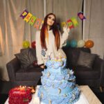Dulce María Instagram - Mi querido equipo me sorprendió con estos pasteles hermosos y esta decoración 🤩😂🫶🏻 para festejar mi cumple atrasado 😍❤️❤️🙌🏼 Graciaaaaaaas!!!! Me hicieron sonreír !! Y me alegraron el corazón !!❤️ @arielquirino @cmorbeauty @elpanqueee @lizmarianinja @pacoalvarezv ❤️❤️❤️