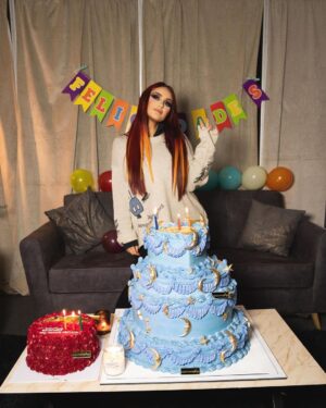 Dulce María Instagram - Mi querido equipo me sorprendió con estos pasteles hermosos y esta decoración 🤩😂🫶🏻 para festejar mi cumple atrasado 😍❤️❤️🙌🏼 Graciaaaaaaas!!!! Me hicieron sonreír !! Y me alegraron el corazón !!❤️ @arielquirino @cmorbeauty @elpanqueee @lizmarianinja @pacoalvarezv ❤️❤️❤️