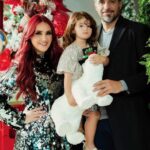 Dulce María Instagram - Gracias @hola_mx por esta portada para compartir con todos ustedes un poco de todo lo que significado para mi esta gira al lado de mi familia ❤️❤️❤️ ojalá les gusten las fotos 🤩 y la entrevista !! 🙌🏼🙏🏻❤️#repost @hola_mx En esta edición de ¡HOLA!, ya disponible a la venta, mientras la gira de RBD siguen rompiendo récords, confidencias con Dulce María ante su Navidad más especial con Paco Álvarez y su pequeña María Paula repost @hola_mx En esta edición de ¡HOLA!, ya disponible a la venta, mientras la gira de RBD siguen rompiendo récords, confidencias con Dulce María ante su Navidad más especial con Paco Álvarez y su pequeña María Paula
