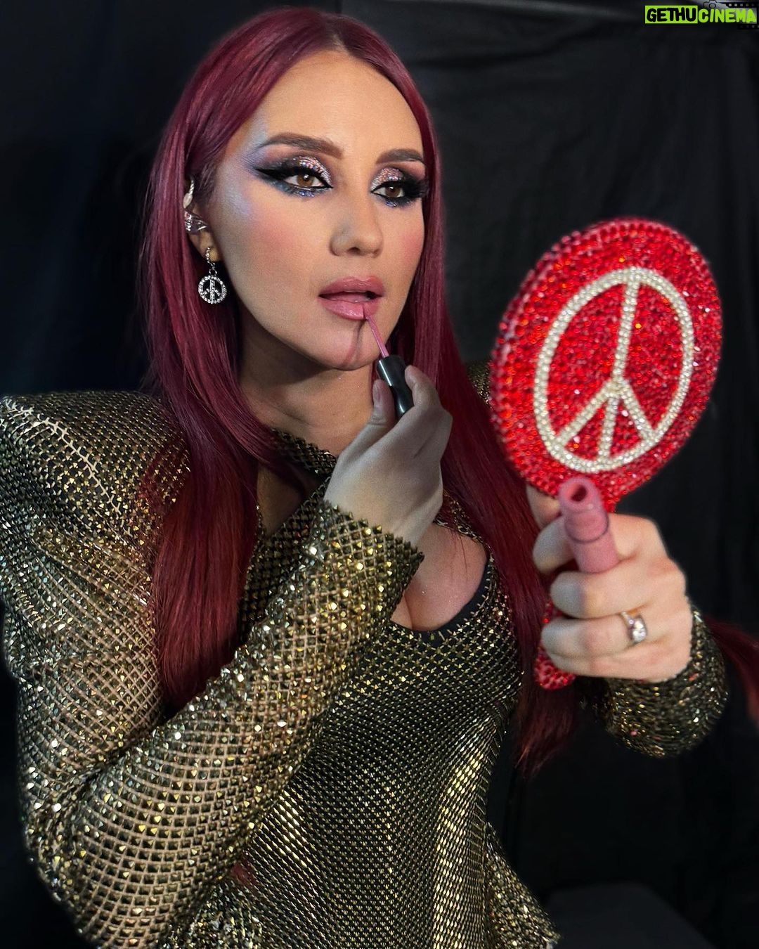 Dulce María Instagram - #backstage #forosol #soyrebeldetour 💄💋