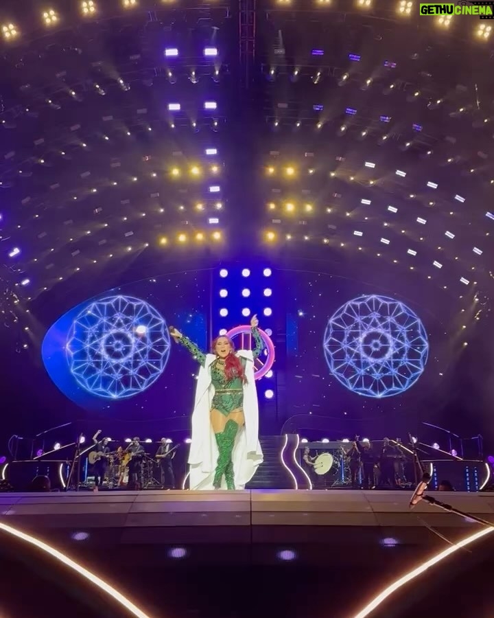 Dulce María Instagram - No puedo explicar todas las emociones que sentí al tener este recibimiento hermoso en nuestro país ! En Mexico !!! Por fin en casa para darnos ese Abrazo al corazón que se nos quedó pendiente tantos años 🥹🥹🥹🙌🏼🙏🏻🇲🇽🇲🇽🇲🇽