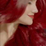 Dulce María Instagram - México! La espera terminó! Prepárate para una explosión de color y de sentir el poder del rojo! ❤️‍🔥❤️‍🔥 Esta es la señal que estabas esperando para darle un toque rebelde a tu cabello con Nutrisse. ¿Quiénes se unen a la revolución de color? ❤️‍🔥❤️🍎 @garnierlatam #GarnierColoracion #GarnierCuidadoDelCabello #RojosRebeldes #EstaEsTuSeñal