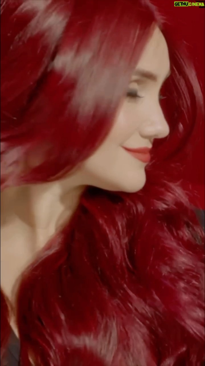 Dulce María Instagram - México! La espera terminó! Prepárate para una explosión de color y de sentir el poder del rojo! ❤️🔥❤️🔥 Esta es la señal que estabas esperando para darle un toque rebelde a tu cabello con Nutrisse. ¿Quiénes se unen a la revolución de color? ❤️🔥❤️🍎 @garnierlatam #GarnierColoracion #GarnierCuidadoDelCabello #RojosRebeldes #EstaEsTuSeñal