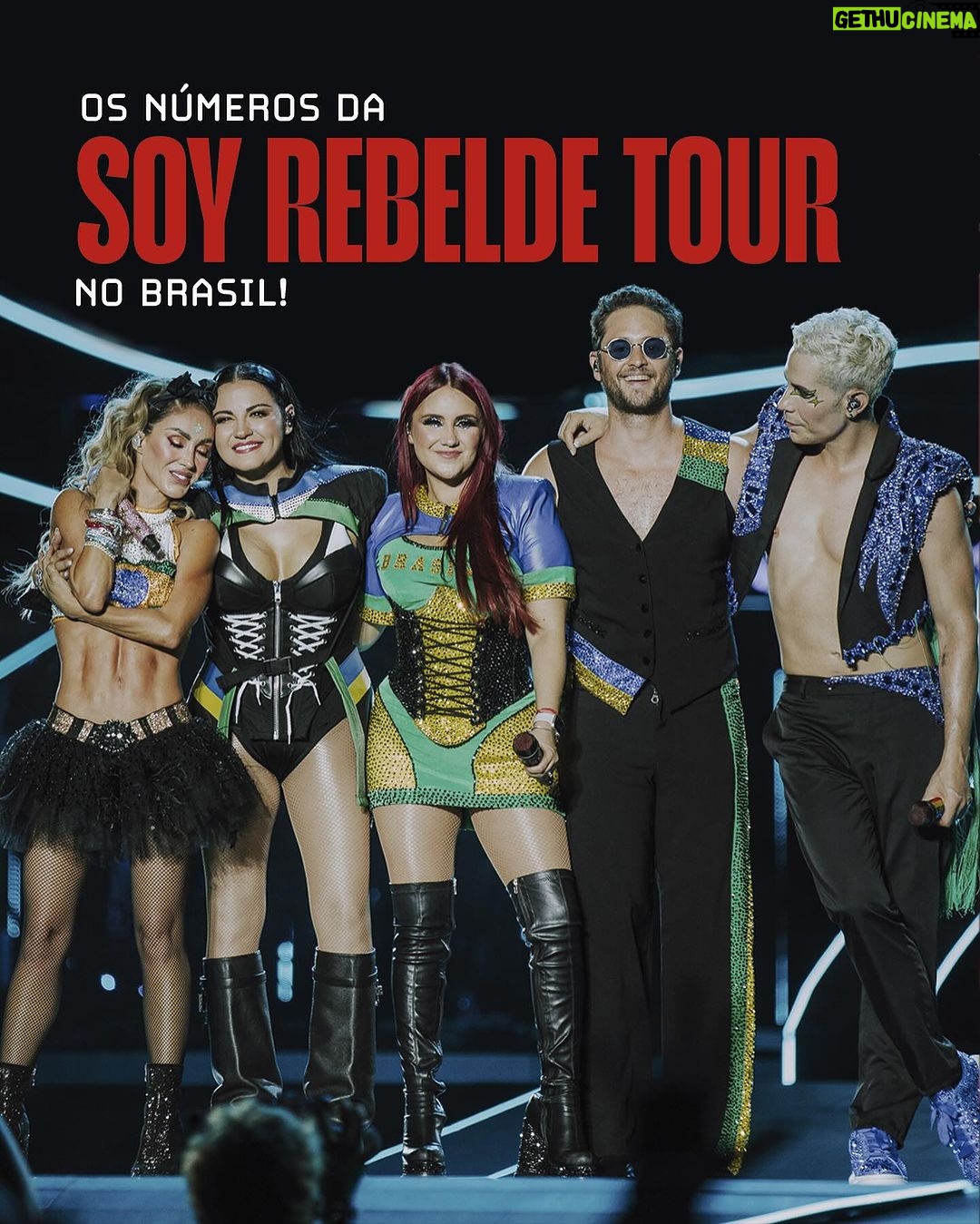 Dulce María Instagram - Foram 8 shows, mais de 440 mil corações juntos para celebrar uma fase da vida que deixou incríveis lembranças e todos magicamente se juntaram depois de 15 para criar novas memórias com o grupo que moveu e ainda move multidões. Rebelde não é só uma novela e RBD não é só uma fase. São sonhos sonhados por anos e anos e que agora se tornaram realidade. Ao longo dos estádios esgotados no Rio de Janeiro e em São Paulo, todos encontramos nossa criança/adolescente interior e fizemos as pazes com esse sonho, sentimentos e sensações que foram cultivados dentro de nós. Anahi, Dulce Maria, Maite, Christian e Christopher nos levaram para o dia 04/10/2004, quando o primeiro episódio de Rebelde foi ao ar e ouvimos a icônica música-tema pela primeira vez 🥹😭 Muito obrigado a quem acompanhou o grupo durante essa passagem pelo nosso país. Vocês fizeram história com a gente e com certeza a Soy Rebelde Tour no Brasil vai ficar nas lembranças dos nossos mexicanos favoritos para sempre ⭐️ Yo digo R, tu dices...❤️ 📸: @irisalvesc RBD Brasil