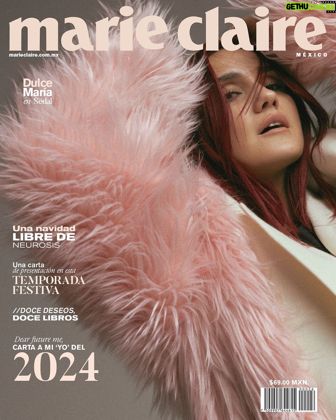 Dulce María Instagram - En una era donde la autenticidad termina siendo el mayor acto de rebeldía, @dulcemaria se levanta como el estandarte de toda una generación que vive su verdad, celebra su singularidad y abraza todo lo que los hace únicos. Para la última edición del año, de la mano de @sedal, nos lleva en un viaje fascinante a través de su vida: desde cómo vive la maternidad hasta como conecta con su niña interna, el legado de RBD y todos los proyectos que le han permitido tocar el corazón del público y que han llenado el suyo. Regresando a su distintiva melena roja y manifestando su rebeldía, protagoniza nuestra portada para demostrar la importancia de vivir a todo color cada faceta de nuestras vidas. Entérate de todo en la edición impresa de este mes o en marieclaire.com.mx #DulceMariaEsMarieClaire #Sedal Créditos: Director Editorial: @gerardangulo Fotografía: @carlos_ruizc Realización: @gerardangulo Maquillaje y peinado: @lauramejiapro Video:@ruboott Producción: @fer_ca Entrevista: @ximenalarram