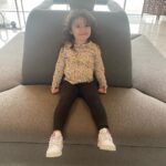 Dulce María Instagram - Me sobran las palabras para hablar de ti mi pequeña, todos los días haces que nuestra vida cobre sentido, que valga la pena todos los esfuerzos y los sacrificios con tal de verte sonreír, de verte feliz. Has sido una maestra para tu mamita @dulcemaria y para mi, nos has enseñado tantas cosas que no te imaginas. Quizá no sepas todavía el efecto que causas en nosotros, lo que nuestro corazón siente cuando te vemos, cuando te abrazamos. Tú corazón hermoso cambio nuestra vida para siempre. Algún día vas a leer esto, y quizá ese día ya hayas comprendido que nuestro amor por ti es infinito, mientras eso pasa, te haremos sentir ese amor todos los días, por el resto de la eternidad. Te amo, mi pequeña gran maestra. Te amamos mamita, tus hermanos y yo. Feliz cumpleaños. 🎉🎁 ❤️