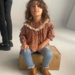 Dulce María Instagram - Me sobran las palabras para hablar de ti mi pequeña, todos los días haces que nuestra vida cobre sentido, que valga la pena todos los esfuerzos y los sacrificios con tal de verte sonreír, de verte feliz. Has sido una maestra para tu mamita @dulcemaria y para mi, nos has enseñado tantas cosas que no te imaginas. Quizá no sepas todavía el efecto que causas en nosotros, lo que nuestro corazón siente cuando te vemos, cuando te abrazamos. Tú corazón hermoso cambio nuestra vida para siempre. Algún día vas a leer esto, y quizá ese día ya hayas comprendido que nuestro amor por ti es infinito, mientras eso pasa, te haremos sentir ese amor todos los días, por el resto de la eternidad. Te amo, mi pequeña gran maestra. Te amamos mamita, tus hermanos y yo. Feliz cumpleaños. 🎉🎁 ❤️