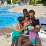 Dulce María Instagram - Me sobran las palabras para hablar de ti mi pequeña, todos los días haces que nuestra vida cobre sentido, que valga la pena todos los esfuerzos y los sacrificios con tal de verte sonreír, de verte feliz. Has sido una maestra para tu mamita @dulcemaria y para mi, nos has enseñado tantas cosas que no te imaginas. Quizá no sepas todavía el efecto que causas en nosotros, lo que nuestro corazón siente cuando te vemos, cuando te abrazamos. Tú corazón hermoso cambio nuestra vida para siempre. Algún día vas a leer esto, y quizá ese día ya hayas comprendido que nuestro amor por ti es infinito, mientras eso pasa, te haremos sentir ese amor todos los días, por el resto de la eternidad. Te amo, mi pequeña gran maestra. Te amamos mamita, tus hermanos y yo. Feliz cumpleaños. 🎉🎁 ❤️