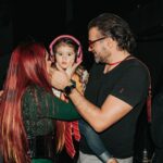 Dulce María Instagram - Me sobran las palabras para hablar de ti mi pequeña, todos los días haces que nuestra vida cobre sentido, que valga la pena todos los esfuerzos y los sacrificios con tal de verte sonreír, de verte feliz. Has sido una maestra para tu mamita @dulcemaria y para mi, nos has enseñado tantas cosas que no te imaginas. Quizá no sepas todavía el efecto que causas en nosotros, lo que nuestro corazón siente cuando te vemos, cuando te abrazamos. Tú corazón hermoso cambio nuestra vida para siempre. Algún día vas a leer esto, y quizá ese día ya hayas comprendido que nuestro amor por ti es infinito, mientras eso pasa, te haremos sentir ese amor todos los días, por el resto de la eternidad. Te amo, mi pequeña gran maestra. Te amamos mamita, tus hermanos y yo. Feliz cumpleaños. 🎉🎁 ❤️