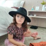 Dulce María Instagram - Me sobran las palabras para hablar de ti mi pequeña, todos los días haces que nuestra vida cobre sentido, que valga la pena todos los esfuerzos y los sacrificios con tal de verte sonreír, de verte feliz. Has sido una maestra para tu mamita @dulcemaria y para mi, nos has enseñado tantas cosas que no te imaginas. Quizá no sepas todavía el efecto que causas en nosotros, lo que nuestro corazón siente cuando te vemos, cuando te abrazamos. Tú corazón hermoso cambio nuestra vida para siempre. Algún día vas a leer esto, y quizá ese día ya hayas comprendido que nuestro amor por ti es infinito, mientras eso pasa, te haremos sentir ese amor todos los días, por el resto de la eternidad. Te amo, mi pequeña gran maestra. Te amamos mamita, tus hermanos y yo. Feliz cumpleaños. 🎉🎁 ❤️