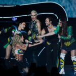Dulce María Instagram – Foram 8 shows, mais de 440 mil corações juntos para celebrar uma fase da vida que deixou incríveis lembranças e todos magicamente se juntaram depois de 15 para criar novas memórias com o grupo que moveu e ainda move multidões. Rebelde não é só uma novela e RBD não é só uma fase. São sonhos sonhados por anos e anos e que agora se tornaram realidade.
Ao longo dos estádios esgotados no Rio de Janeiro e em São Paulo, todos encontramos nossa criança/adolescente interior e fizemos as pazes com esse sonho, sentimentos e sensações que foram cultivados dentro de nós. Anahi, Dulce Maria, Maite, Christian e Christopher nos levaram para o dia 04/10/2004, quando o primeiro episódio de Rebelde foi ao ar e ouvimos a icônica música-tema pela primeira vez 🥹😭
Muito obrigado a quem acompanhou o grupo durante essa passagem pelo nosso país. Vocês fizeram história com a gente e com certeza a Soy Rebelde Tour no Brasil vai ficar nas lembranças dos nossos mexicanos favoritos para sempre ⭐️
Yo digo R, tu dices…❤️
📸: @irisalvesc RBD Brasil