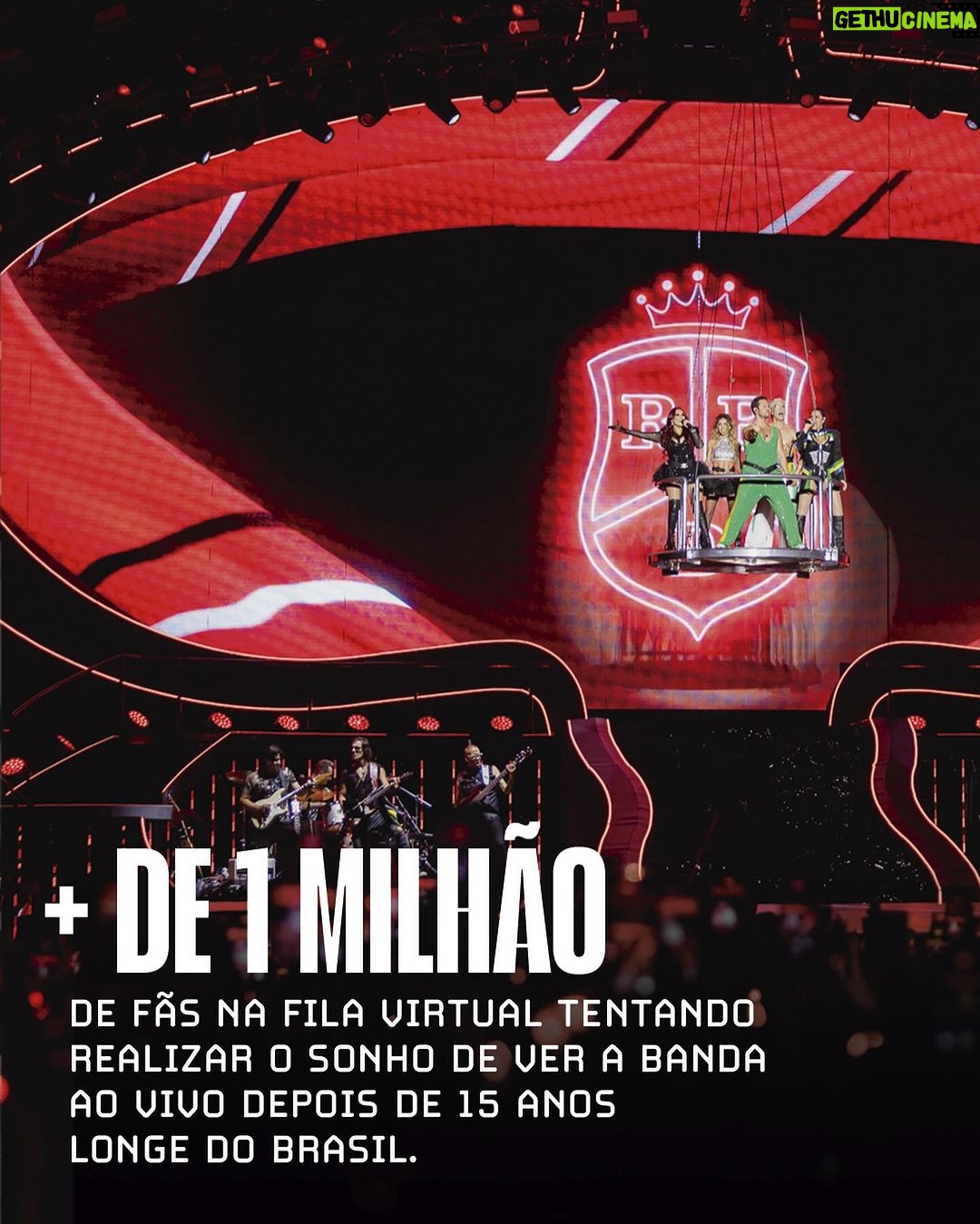 Dulce María Instagram - Foram 8 shows, mais de 440 mil corações juntos para celebrar uma fase da vida que deixou incríveis lembranças e todos magicamente se juntaram depois de 15 para criar novas memórias com o grupo que moveu e ainda move multidões. Rebelde não é só uma novela e RBD não é só uma fase. São sonhos sonhados por anos e anos e que agora se tornaram realidade. Ao longo dos estádios esgotados no Rio de Janeiro e em São Paulo, todos encontramos nossa criança/adolescente interior e fizemos as pazes com esse sonho, sentimentos e sensações que foram cultivados dentro de nós. Anahi, Dulce Maria, Maite, Christian e Christopher nos levaram para o dia 04/10/2004, quando o primeiro episódio de Rebelde foi ao ar e ouvimos a icônica música-tema pela primeira vez 🥹😭 Muito obrigado a quem acompanhou o grupo durante essa passagem pelo nosso país. Vocês fizeram história com a gente e com certeza a Soy Rebelde Tour no Brasil vai ficar nas lembranças dos nossos mexicanos favoritos para sempre ⭐️ Yo digo R, tu dices...❤️ 📸: @irisalvesc RBD Brasil