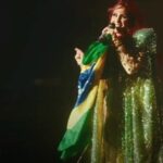 Dulce María Instagram - Foram 8 shows, mais de 440 mil corações juntos para celebrar uma fase da vida que deixou incríveis lembranças e todos magicamente se juntaram depois de 15 para criar novas memórias com o grupo que moveu e ainda move multidões. Rebelde não é só uma novela e RBD não é só uma fase. São sonhos sonhados por anos e anos e que agora se tornaram realidade. Ao longo dos estádios esgotados no Rio de Janeiro e em São Paulo, todos encontramos nossa criança/adolescente interior e fizemos as pazes com esse sonho, sentimentos e sensações que foram cultivados dentro de nós. Anahi, Dulce Maria, Maite, Christian e Christopher nos levaram para o dia 04/10/2004, quando o primeiro episódio de Rebelde foi ao ar e ouvimos a icônica música-tema pela primeira vez 🥹😭 Muito obrigado a quem acompanhou o grupo durante essa passagem pelo nosso país. Vocês fizeram história com a gente e com certeza a Soy Rebelde Tour no Brasil vai ficar nas lembranças dos nossos mexicanos favoritos para sempre ⭐️ Yo digo R, tu dices...❤️ 📸: @irisalvesc RBD Brasil
