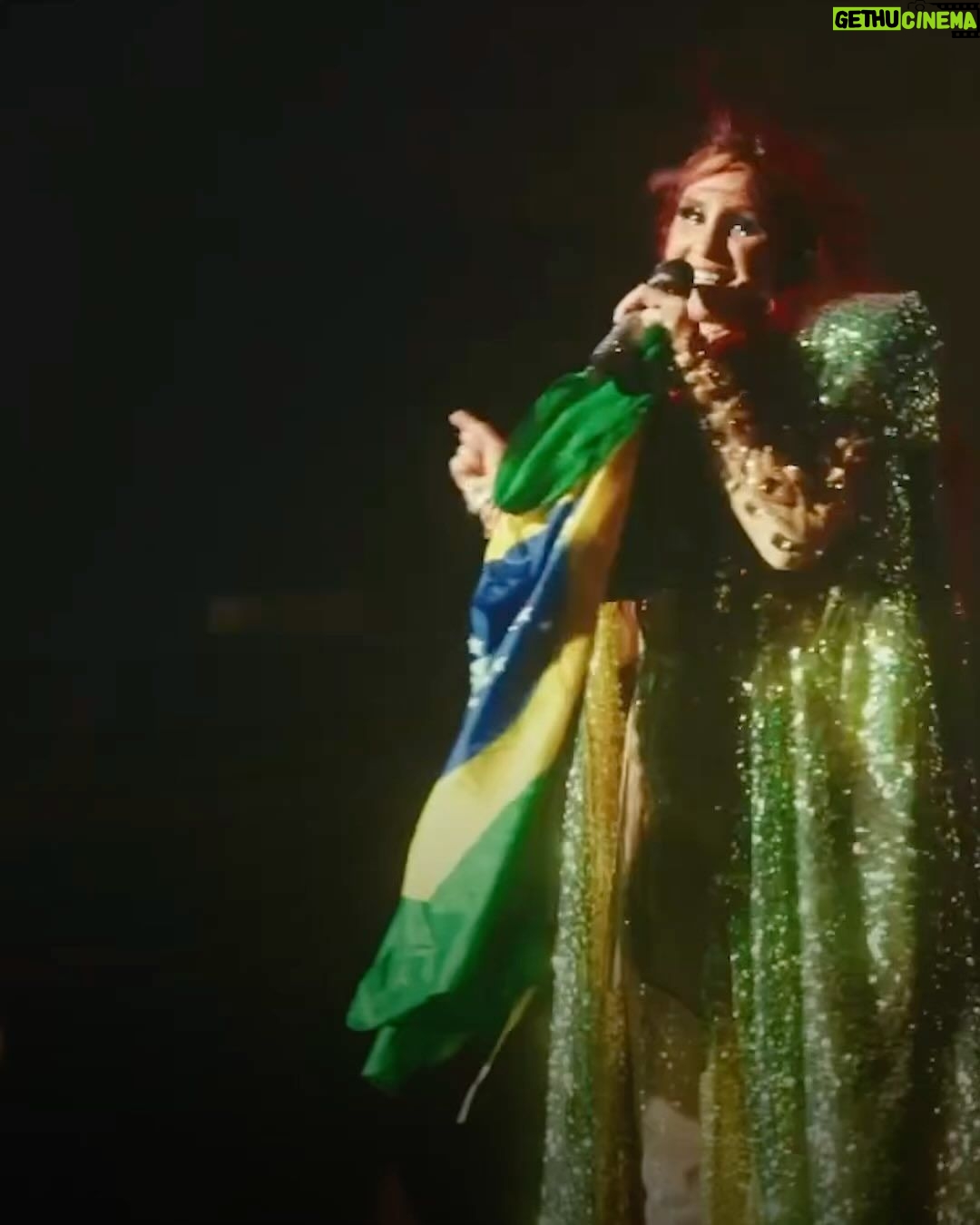 Dulce María Instagram - Foram 8 shows, mais de 440 mil corações juntos para celebrar uma fase da vida que deixou incríveis lembranças e todos magicamente se juntaram depois de 15 para criar novas memórias com o grupo que moveu e ainda move multidões. Rebelde não é só uma novela e RBD não é só uma fase. São sonhos sonhados por anos e anos e que agora se tornaram realidade. Ao longo dos estádios esgotados no Rio de Janeiro e em São Paulo, todos encontramos nossa criança/adolescente interior e fizemos as pazes com esse sonho, sentimentos e sensações que foram cultivados dentro de nós. Anahi, Dulce Maria, Maite, Christian e Christopher nos levaram para o dia 04/10/2004, quando o primeiro episódio de Rebelde foi ao ar e ouvimos a icônica música-tema pela primeira vez 🥹😭 Muito obrigado a quem acompanhou o grupo durante essa passagem pelo nosso país. Vocês fizeram história com a gente e com certeza a Soy Rebelde Tour no Brasil vai ficar nas lembranças dos nossos mexicanos favoritos para sempre ⭐️ Yo digo R, tu dices...❤️ 📸: @irisalvesc RBD Brasil
