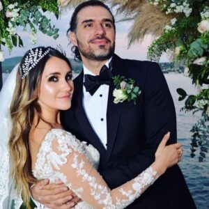 Dulce María Instagram - Hoy hace 4 años me casé con el hombre más increíble , un hombre fuerte , pero lleno de empatía , amor , paciencia ,comprensión , un padre amoroso ,protector , divertido . Le doy gracias a Dios por tú vida y por habernos encontrado en el momento exacto para caminar y crear una vida juntos ,una familia hermosa y cumplir tantos sueños juntos , veo a María Paula y veo nuestro amor transcendido ❤️🥹😍 gracias por amarme tal cual soy ,en las buenas y en las malas . Feliz aniversario mi amor @pacoalvarezv que dios nos de salud y muchos años para poder seguir compartiendo juntos la vida❤️ te amo para siempre!!! ❤️❤️❤️❤️