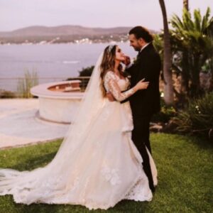 Dulce María Instagram - Hoy hace 4 años me casé con el hombre más increíble , un hombre fuerte , pero lleno de empatía , amor , paciencia ,comprensión , un padre amoroso ,protector , divertido . Le doy gracias a Dios por tú vida y por habernos encontrado en el momento exacto para caminar y crear una vida juntos ,una familia hermosa y cumplir tantos sueños juntos , veo a María Paula y veo nuestro amor transcendido ❤️🥹😍 gracias por amarme tal cual soy ,en las buenas y en las malas . Feliz aniversario mi amor @pacoalvarezv que dios nos de salud y muchos años para poder seguir compartiendo juntos la vida❤️ te amo para siempre!!! ❤️❤️❤️❤️