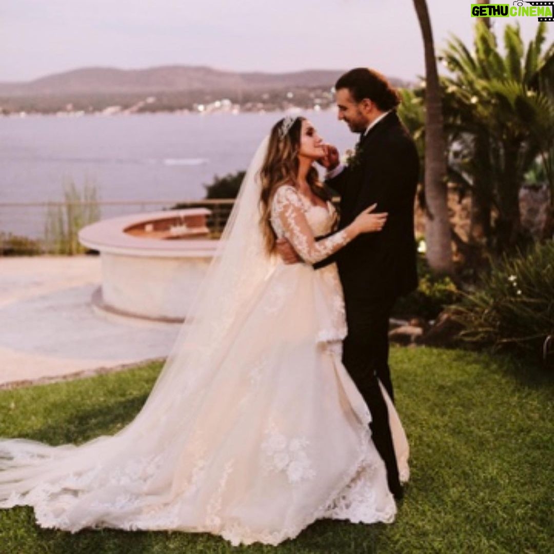 Dulce María - 0.9 Million Likes - Hoy hace 4 años me casé con el hombre más increíble , un hombre fuerte , pero lleno de empatía , amor , paciencia ,comprensión , un padre amoroso ,protector , divertido . Le doy gracias a Dios por tú vida y por habernos encontrado en el momento exacto para caminar y crear una vida juntos ,una familia hermosa y cumplir tantos sueños juntos , veo a María Paula y veo nuestro amor transcendido ❤️🥹😍 gracias por amarme tal cual soy ,en las buenas y en las malas . Feliz aniversario mi amor @pacoalvarezv que dios nos de salud y muchos años para poder seguir compartiendo juntos la vida❤️ te amo para siempre!!! ❤️❤️❤️❤️