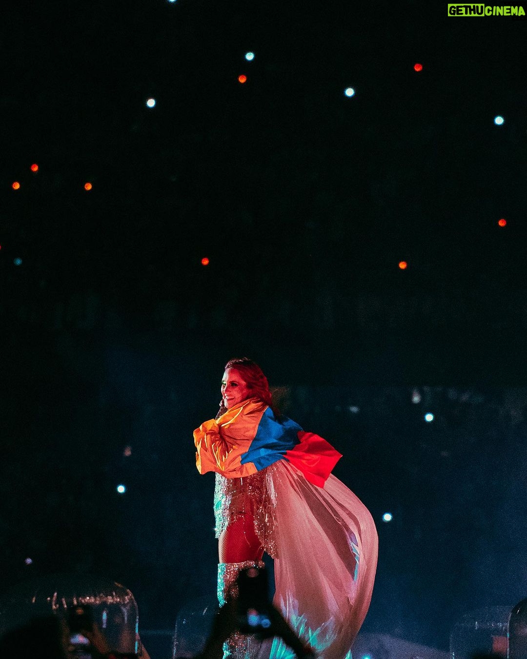 Dulce María Instagram - Gracias Colombia por tanta magia y tanto amor !! Hasta siempre ❤️❤️❤️❤️🙌🏼🙌🏼!!! Y a mis Guerreros gracias por contar los días 🥹❤️🙌🏼 los amo ! Siempre serán parte fundamental de nuestra historia ☮️ 📸 @gabotone
