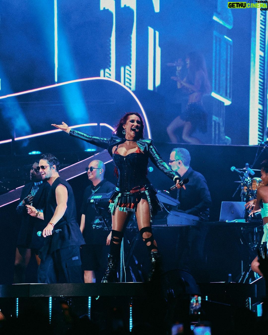 Dulce María Instagram - Gracias Colombia por tanta magia y tanto amor !! Hasta siempre ❤️❤️❤️❤️🙌🏼🙌🏼!!! Y a mis Guerreros gracias por contar los días 🥹❤️🙌🏼 los amo ! Siempre serán parte fundamental de nuestra historia ☮️ 📸 @gabotone
