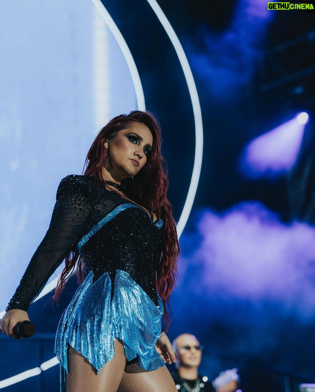 Dulce María Instagram - Medellín !!! La noche de ayer estuvo invrieble !! Gracias por regalarnos tanta magia !! ❤️❤️🔥🙌🏼 🔥📸 @frescolns