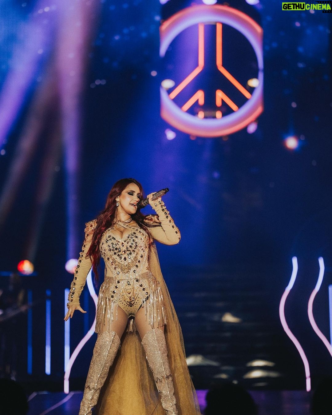 Dulce María Instagram - Medellín !!! La noche de ayer estuvo invrieble !! Gracias por regalarnos tanta magia !! ❤️❤️🔥🙌🏼 🔥📸 @frescolns
