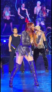 Dulce María Instagram - Aun hay algo de amooooor!!!!!!! 1 era noche Medellín !! Después de 18 años !! Estamos una vez más aquí con ustedes ! ❤️❤️‍🔥☮️🙏🏻🙌🏼 Gracias por tanto amor !