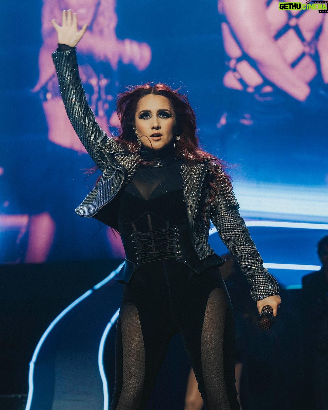 Dulce María Instagram - Gracias Sacramento !!!❤️❤️ una noche hermosa llena de nostalgia y amor 🙌🏼🙌🏼 #soyRebeldeTour 📸 @frescolns