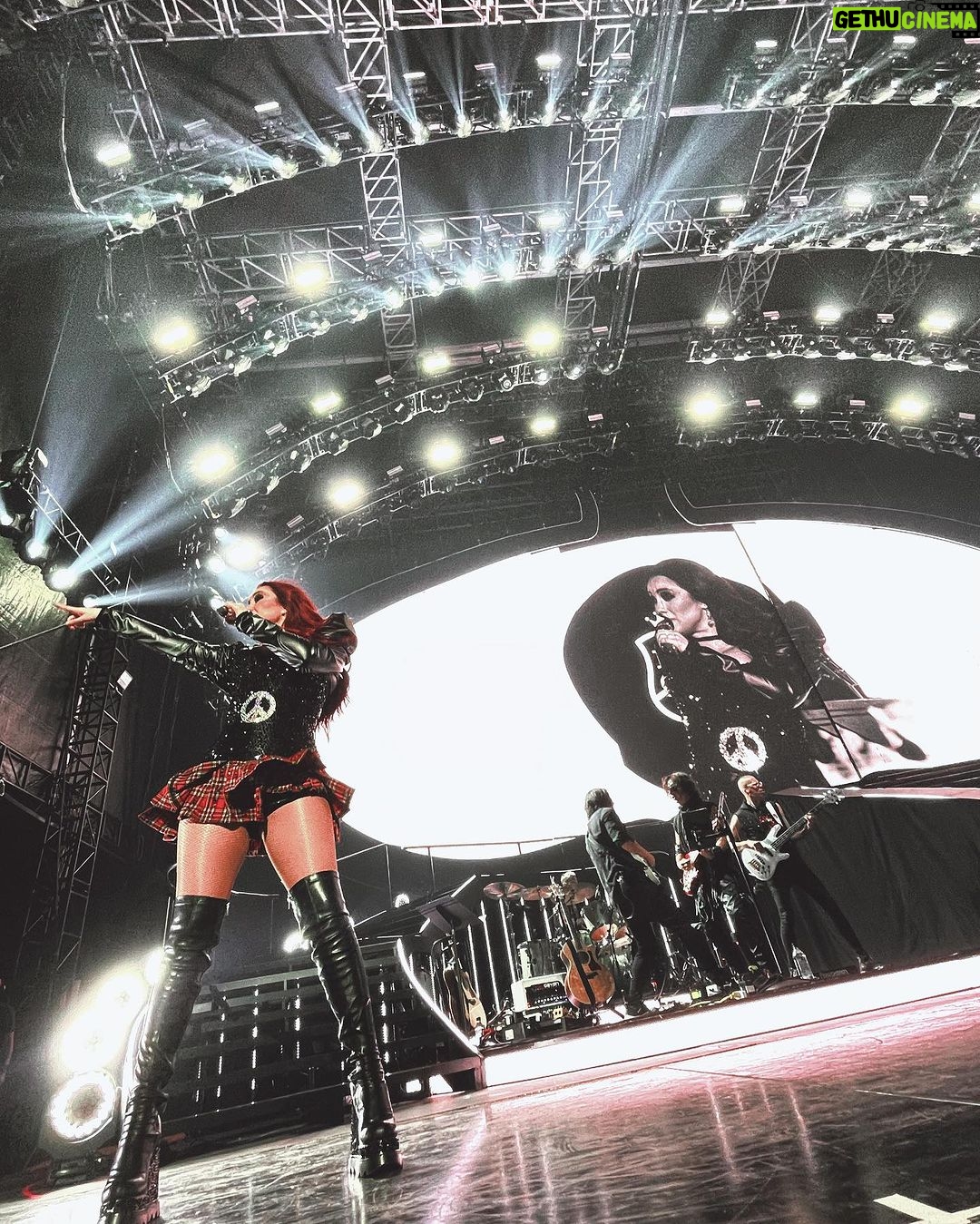 Dulce María Instagram - Arlington ❤️🔥❤️🔥❤️🔥 Gracias por una noche mágica el inolvidable !!! Estuvo increíble ☮️🙌🏼♾️