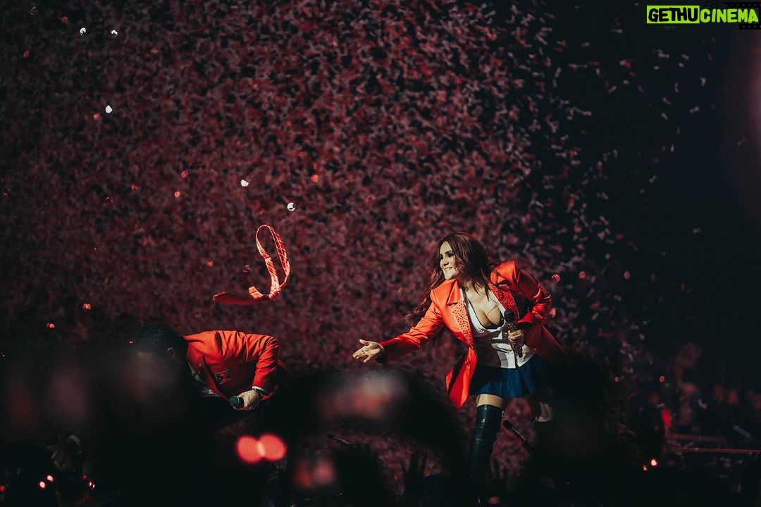 Dulce María Instagram - 2 noches hermosas !! Gracias McAllen y el Valle de Texas por tanto cariño !!! 🙌🏼🙏🏻❤️ (parte 1 ) la primera foto refleja taaaaanto!!! RBD como siempre se los decimos son ustedes y es de ustedes ! ♾️❤️🙏🏻🙌🏼❤️ @frescolns