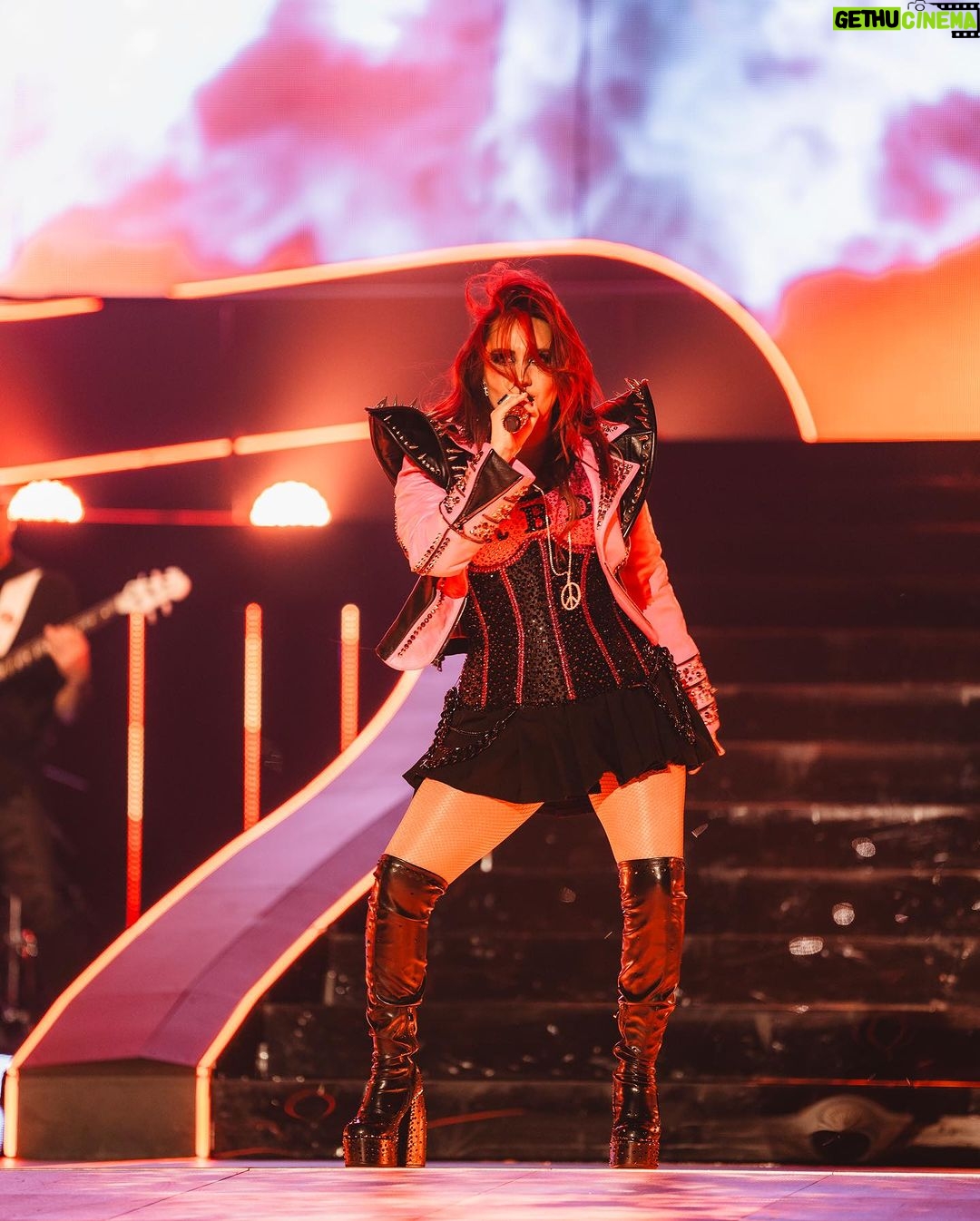 Dulce María Instagram - Gracias Phoenix 1 era noche !!! Fue una noche llena de amor y emociones !!! Nos vemos hoy en la segunda noche 😍❤️🔥☮️