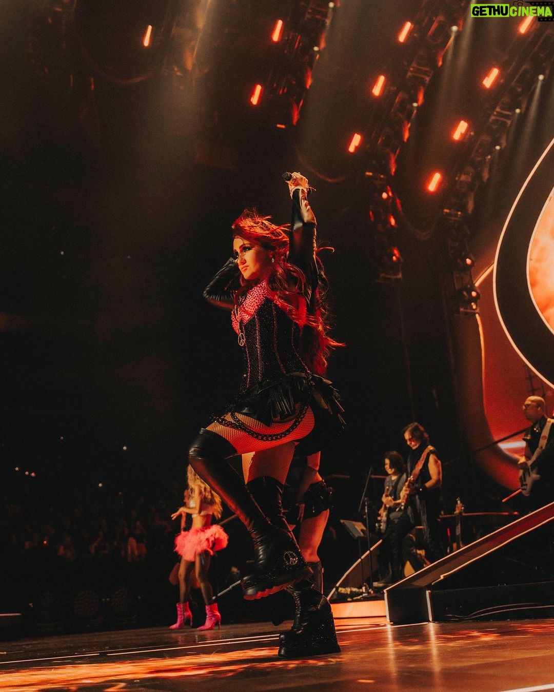 Dulce María Instagram - Gracias Sacramento !!!❤️❤️ una noche hermosa llena de nostalgia y amor 🙌🏼🙌🏼 #soyRebeldeTour 📸 @frescolns