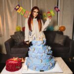 Dulce María Instagram - Mi querido equipo me sorprendió con estos pasteles hermosos y esta decoración 🤩😂🫶🏻 para festejar mi cumple atrasado 😍❤️❤️🙌🏼 Graciaaaaaaas!!!! Me hicieron sonreír !! Y me alegraron el corazón !!❤️ @arielquirino @cmorbeauty @elpanqueee @lizmarianinja @pacoalvarezv ❤️❤️❤️
