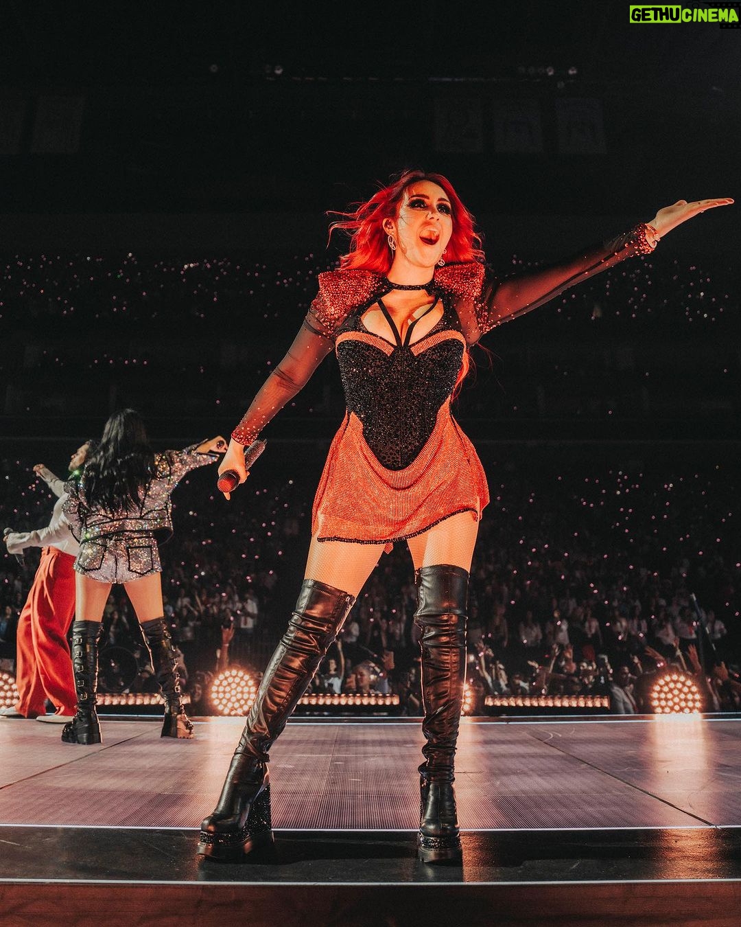 Dulce María Instagram - Gracias Sacramento !!!❤️❤️ una noche hermosa llena de nostalgia y amor 🙌🏼🙌🏼 #soyRebeldeTour 📸 @frescolns