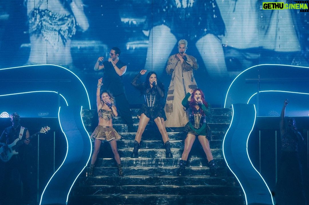Dulce María Instagram - 2 noches hermosas !! Gracias McAllen y el Valle de Texas por tanto cariño !!! 🙌🏼🙏🏻❤️ (parte 1 ) la primera foto refleja taaaaanto!!! RBD como siempre se los decimos son ustedes y es de ustedes ! ♾️❤️🙏🏻🙌🏼❤️ @frescolns
