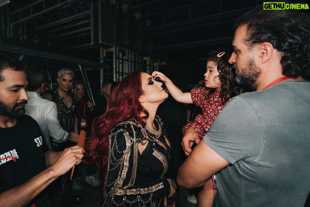 Dulce Marรญa Instagram - Los amo!! @pacoalvarezv Son mi vida , mi fuerza y mi casa ๐๐ผ โค๏ธโค๏ธโค๏ธ๐๐ป๐๐ผ #Quehaydetras #soyrebeldetour ๐ธ @wattleyph