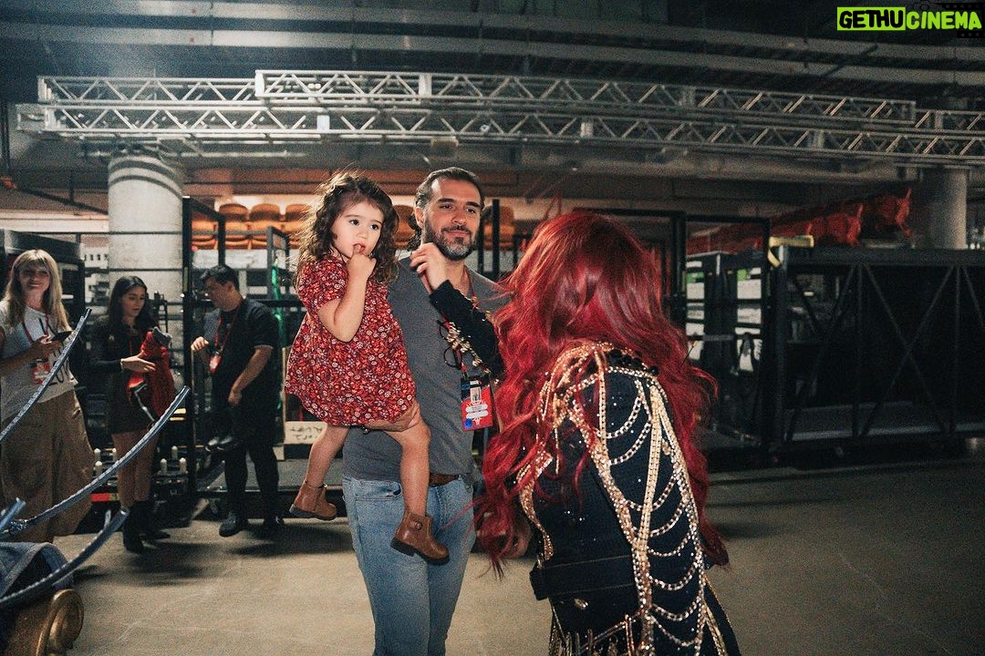 Dulce Marรญa Instagram - Los amo!! @pacoalvarezv Son mi vida , mi fuerza y mi casa ๐๐ผ โค๏ธโค๏ธโค๏ธ๐๐ป๐๐ผ #Quehaydetras #soyrebeldetour ๐ธ @wattleyph