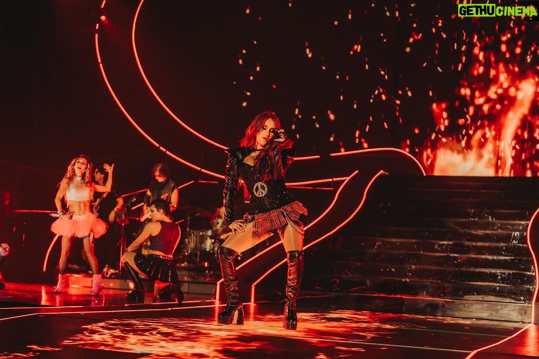 Dulce María Instagram - Gracias #Phoenix fuiste pura magia!!🥹 ❤️🔥🙌🏼🙏🏻☮️ 📸 @frescolns