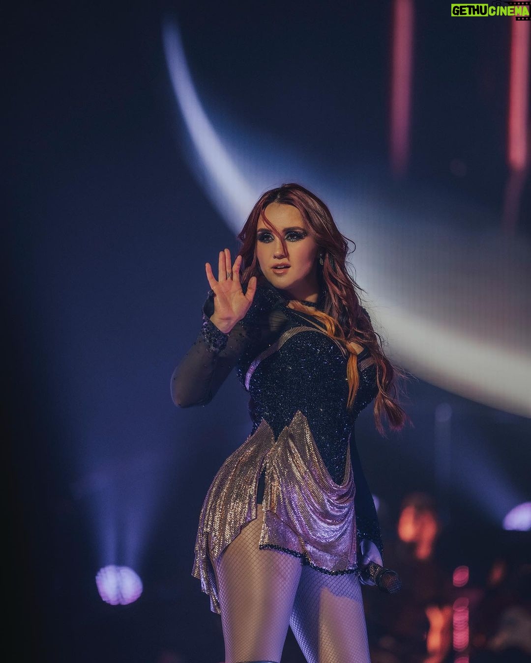 Dulce María Instagram - Gracias Phoenix 1 era noche !!! Fue una noche llena de amor y emociones !!! Nos vemos hoy en la segunda noche 😍❤️🔥☮️