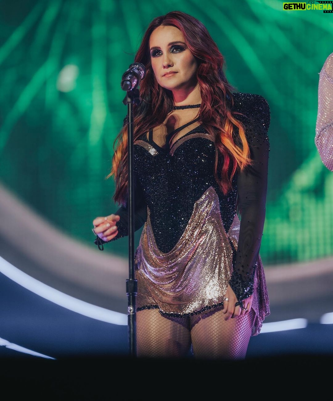 Dulce María Instagram - Gracias Phoenix 1 era noche !!! Fue una noche llena de amor y emociones !!! Nos vemos hoy en la segunda noche 😍❤️🔥☮️