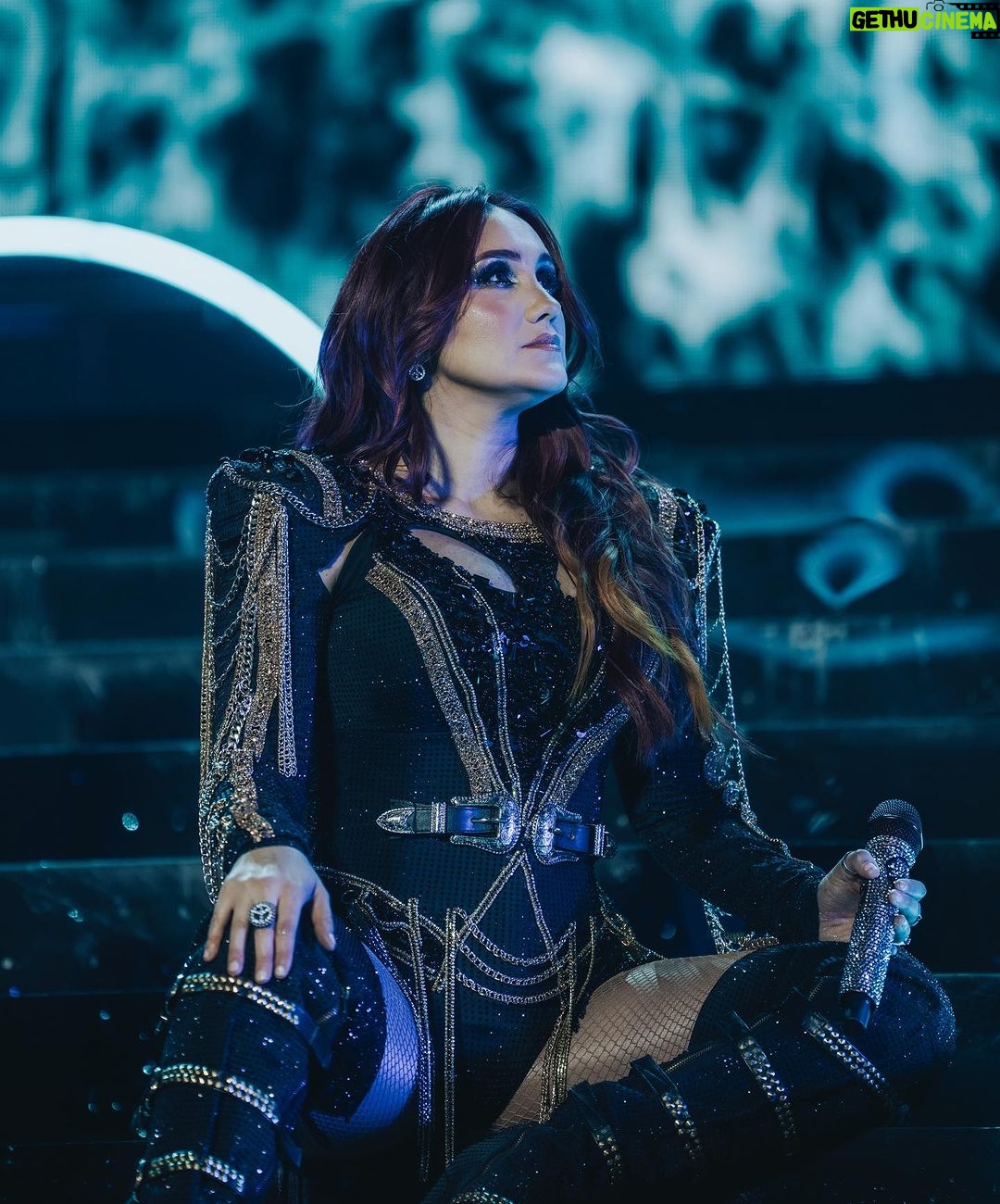 Dulce María Instagram - Gracias Phoenix 1 era noche !!! Fue una noche llena de amor y emociones !!! Nos vemos hoy en la segunda noche 😍❤️🔥☮️